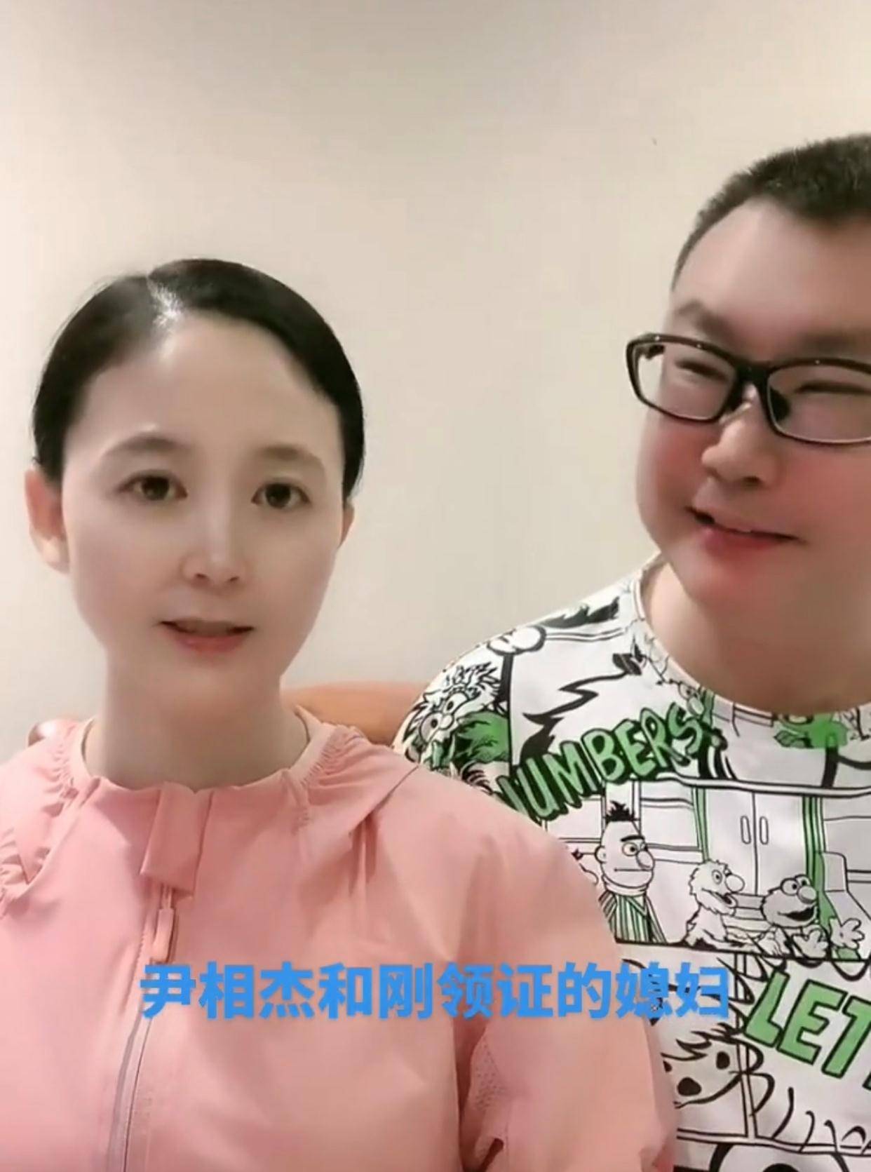 52岁尹相杰罕秀恩爱,小16岁新婚妻子肤白貌美,猛夸丈夫手艺好_郭永_穿