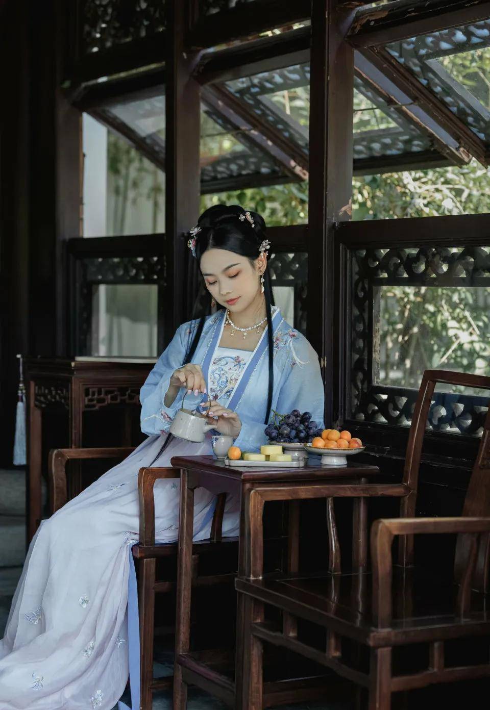 演员鲁照华古装素净又淡雅,尽显中国女性古典美