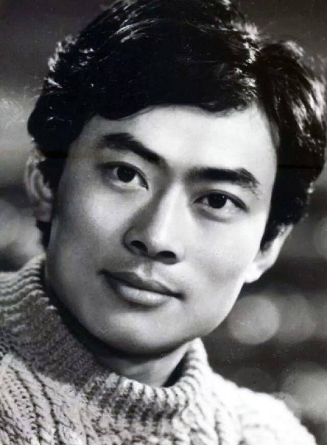 上影演员梁波罗王诗槐罕见亮相,虽满头银发,但气质未变潇洒依旧_年龄