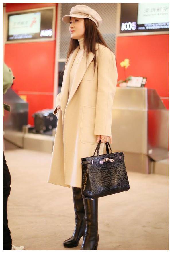 杨钰莹机场玩法式优雅,近镜头下皮肤吹弹可破,48岁看着像18少女