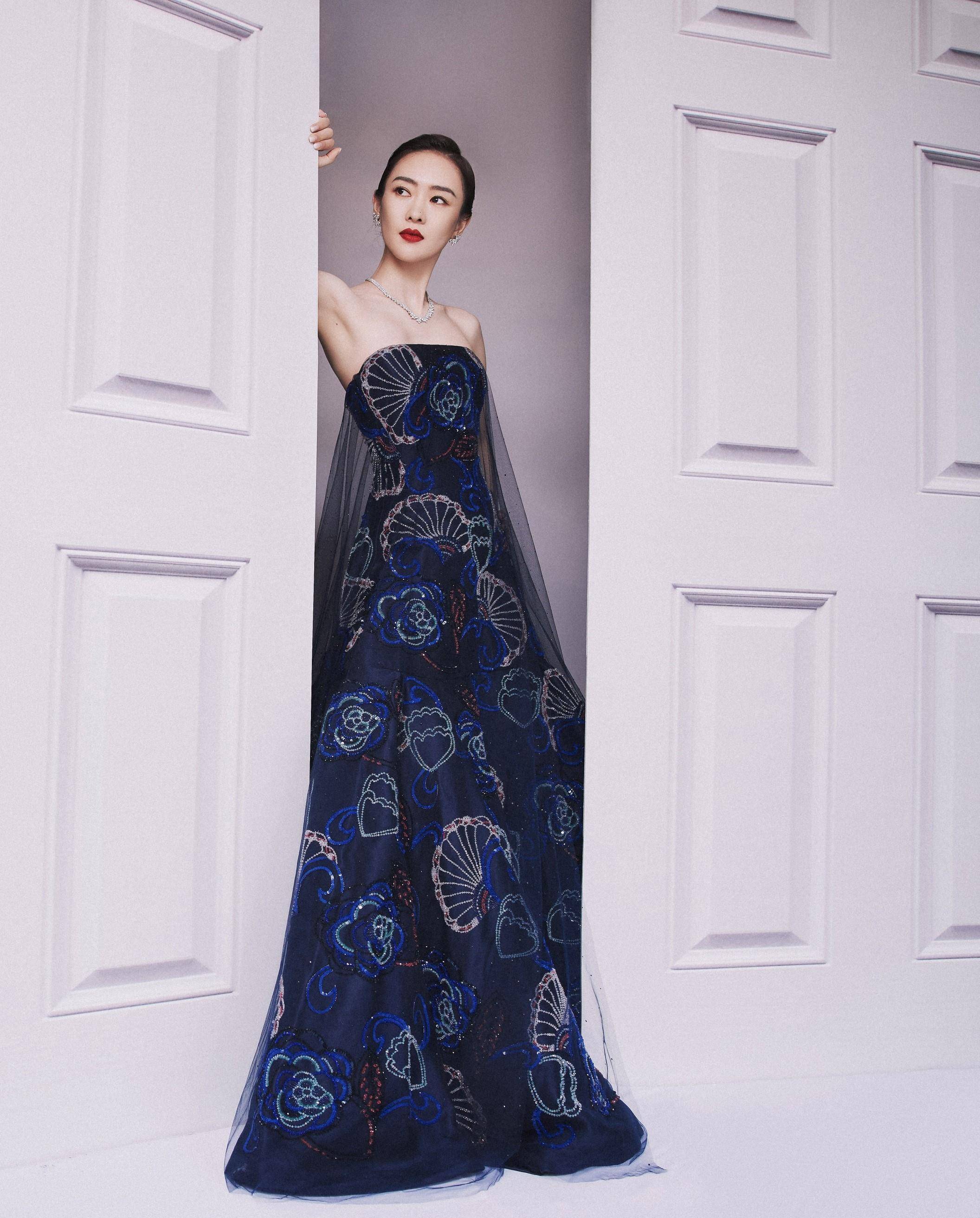 原创童瑶蓝色长裙的造型太绝美身着礼服佩戴奢华珠宝好有气质