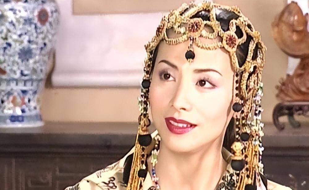 她在这部剧中还饰演了"孔慈"的妹妹"丁宁",这个角色的造型和孔慈没有