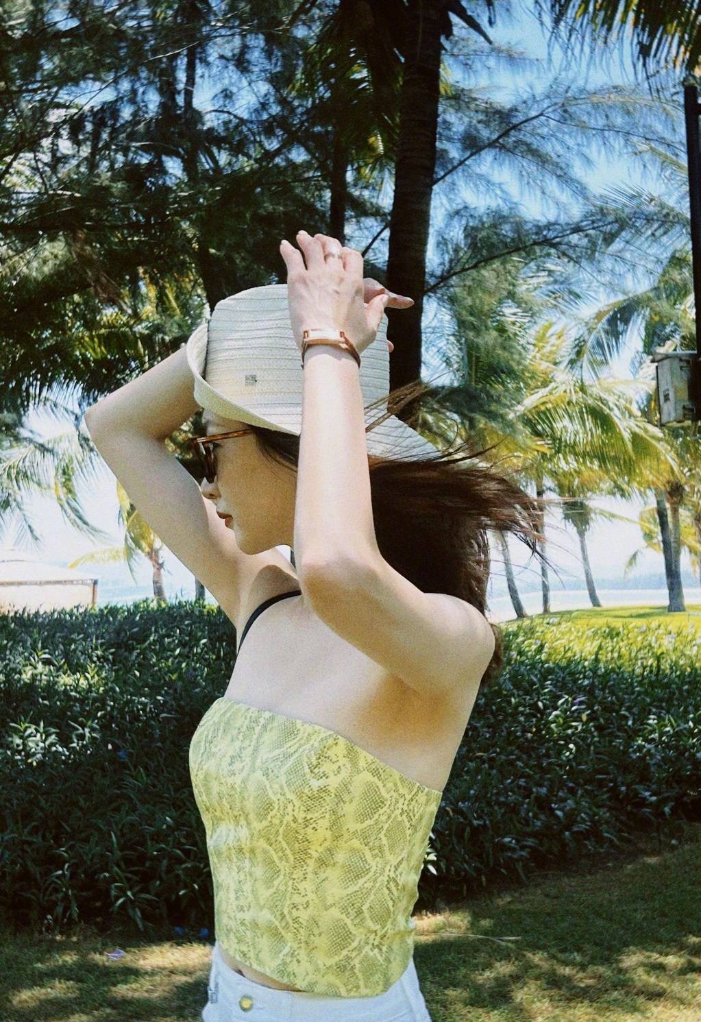 江疏影晒海边写真打扮清凉大秀好身材根本看不出36岁