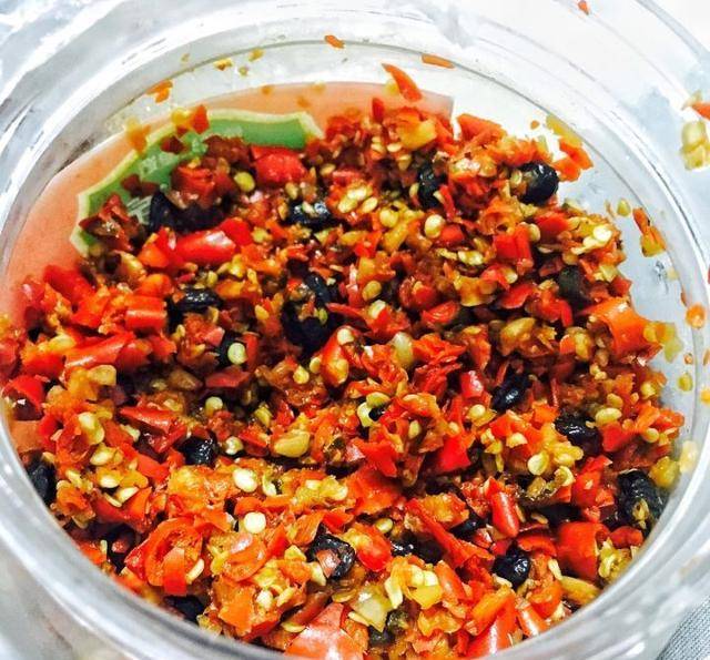 家常剁椒做法,蒸鱼拌豆腐做啥都好吃!_辣椒_冰箱_瓶子