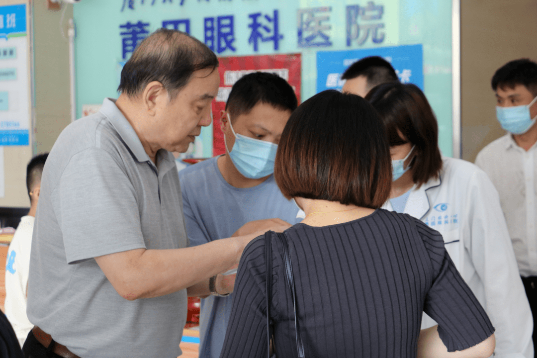日前,赵堪兴院士亲临了莆田眼科医院院士专家工作站,对工作情况进行了
