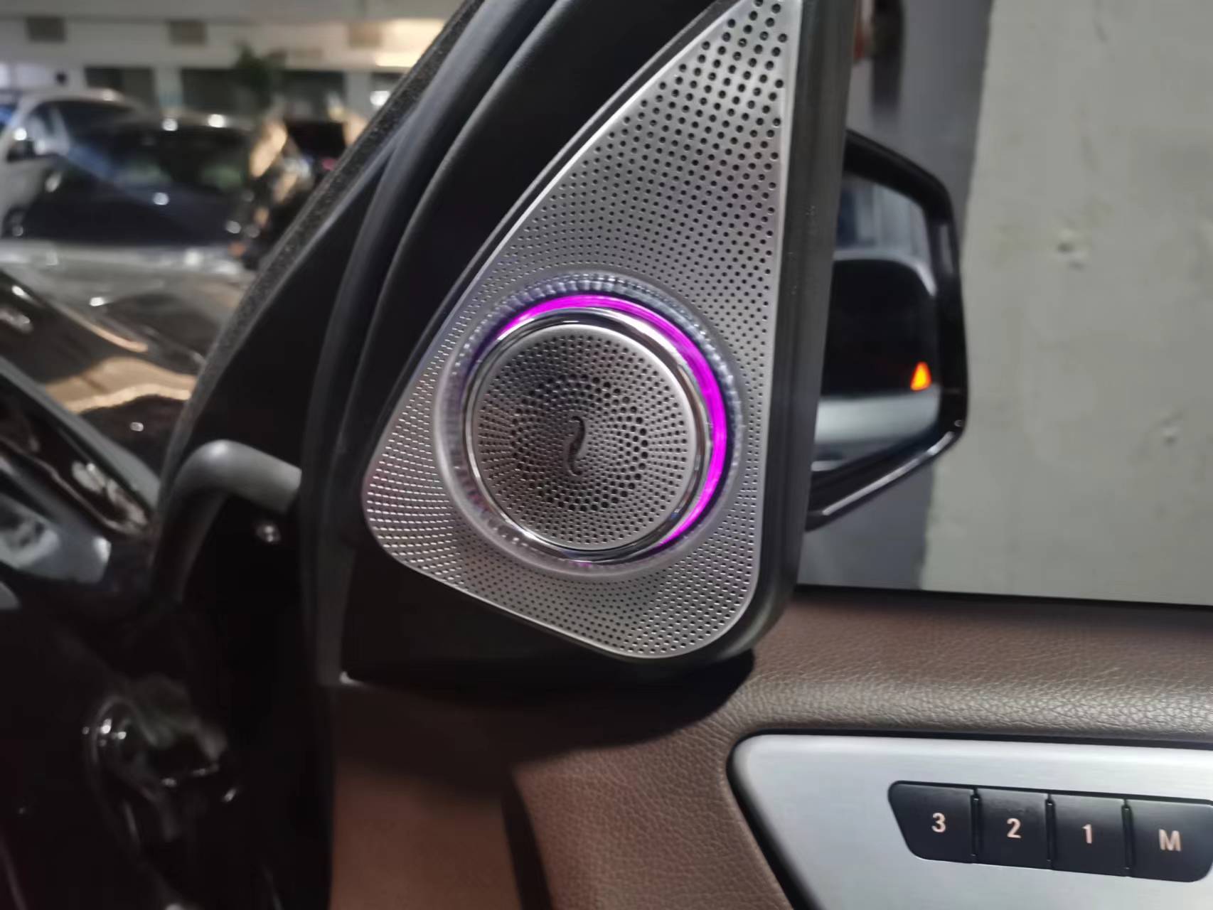 18款奔驰gls450升级3d旋转高音后排娱乐12色氛围灯