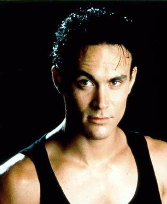 在李小龙死后,汤姆·布里克一直嘘寒问暖的围绕在琳达身边,帮了她不少