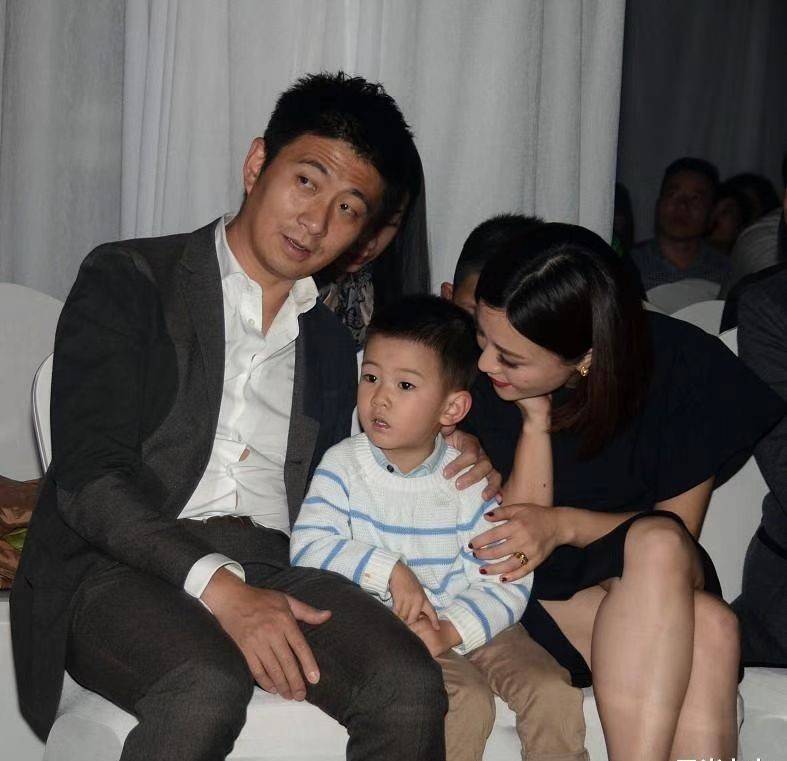 刘孜一家三口罕露面,她妆容浓艳变化大,老公撞脸胡军很硬汉_造型_时尚