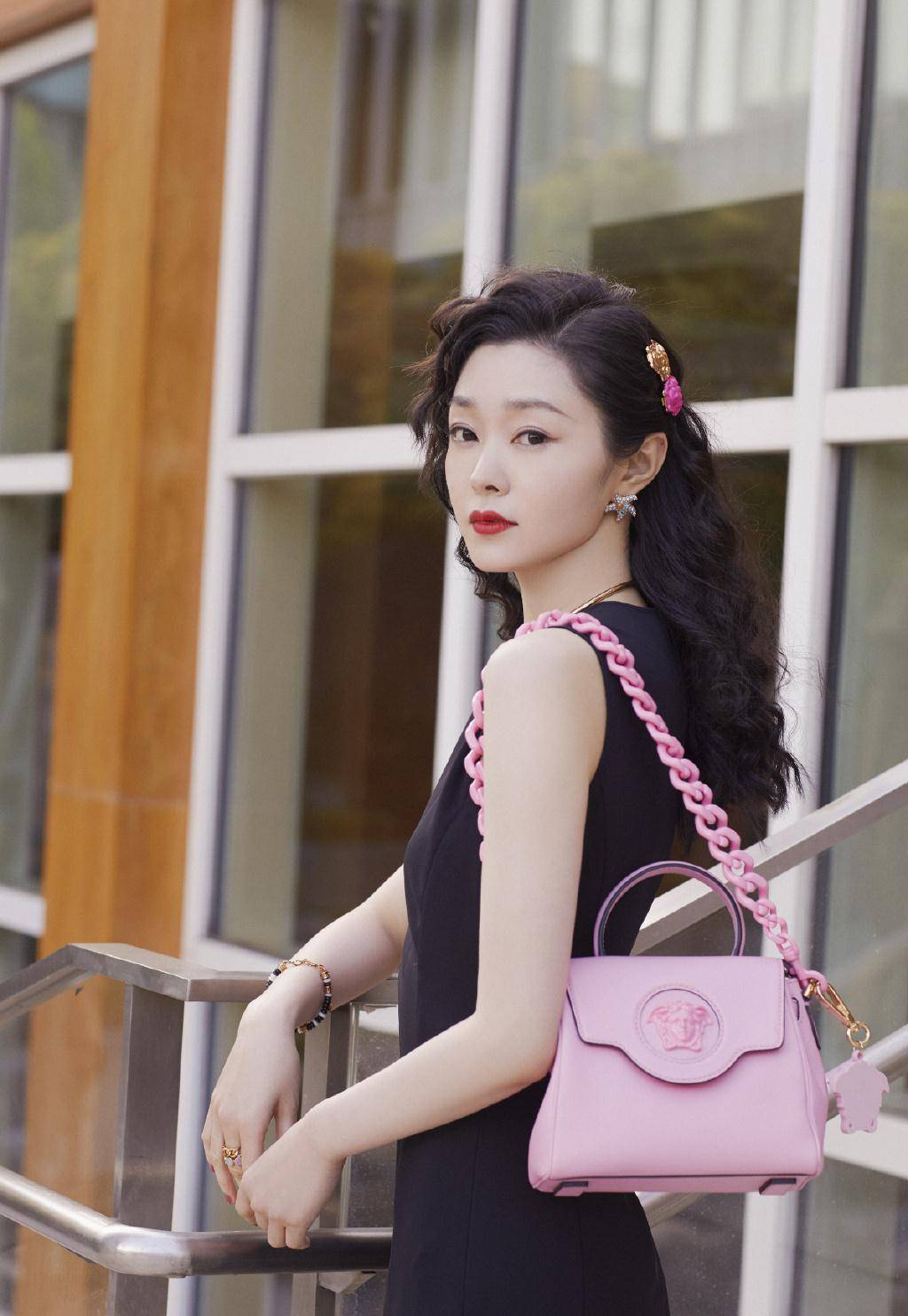 宋轶的身材和气质绝了,"羊毛卷"造型搭配黑色连衣裙,高级洋气_衣服