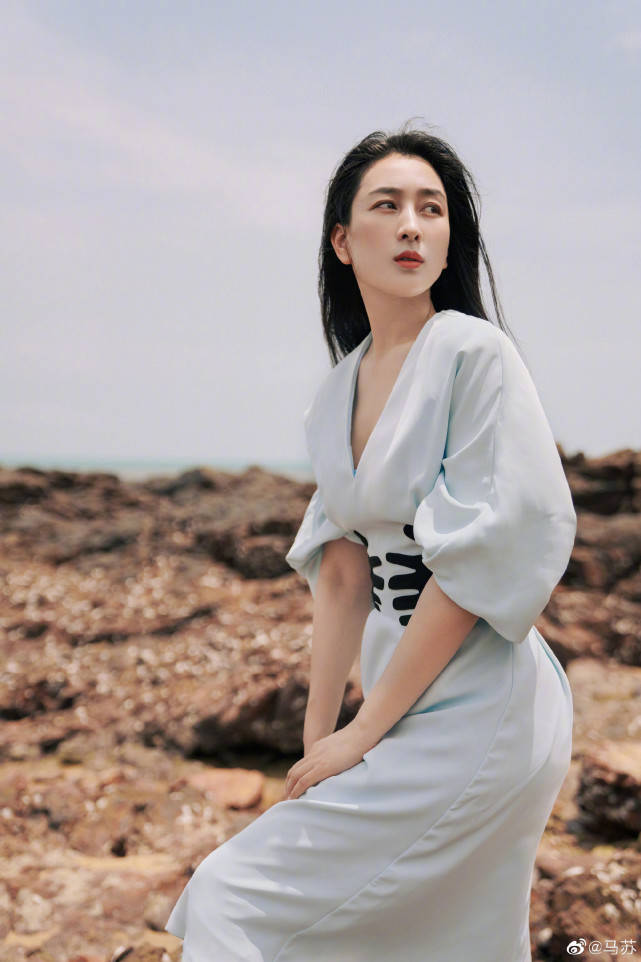 马苏晒照清纯优雅似少女笑容甜美超治愈穿搭时尚疑期待爱情