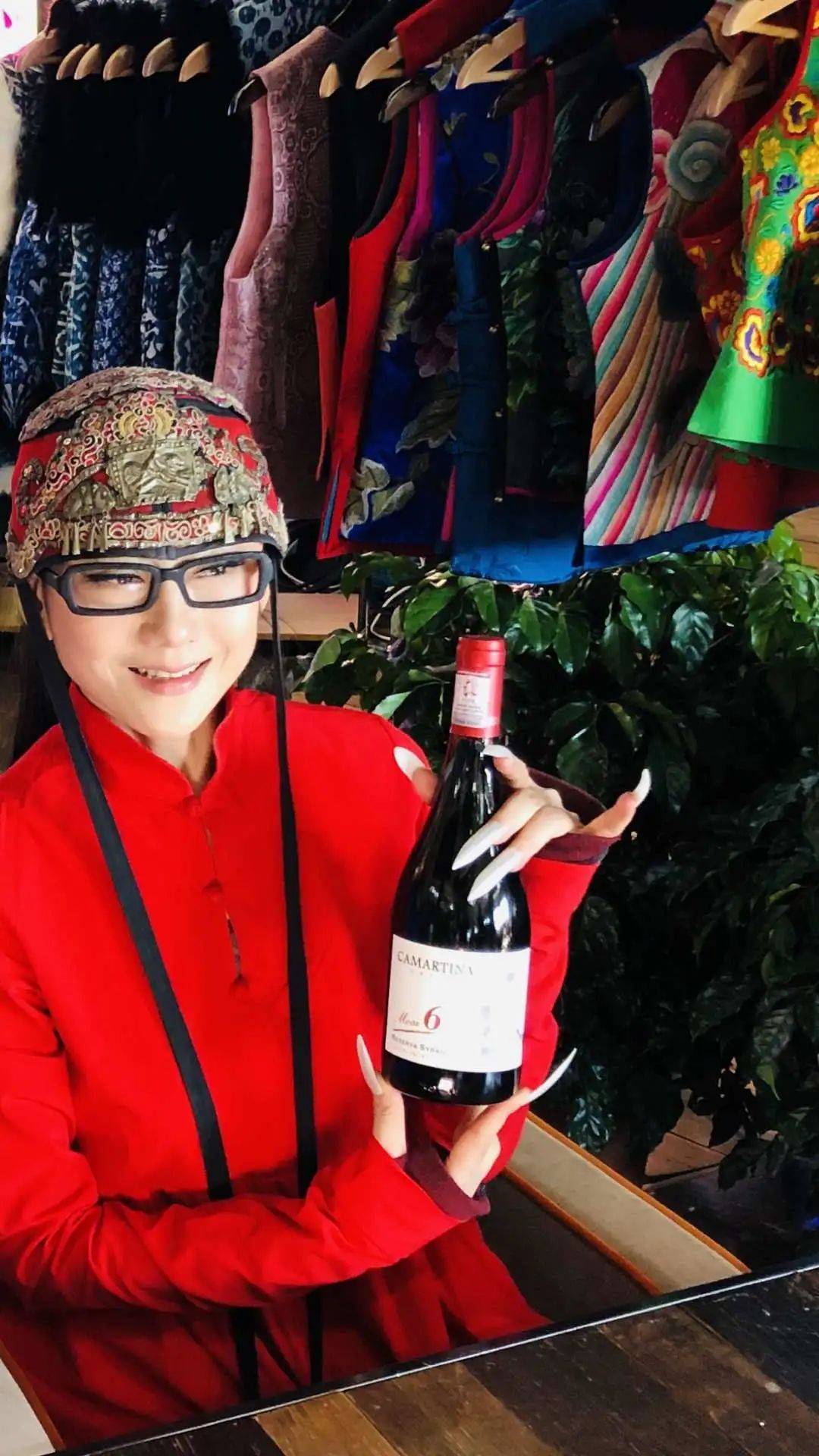 63岁杨丽萍湖边赏美景喝红酒,体态优雅惹人羡!