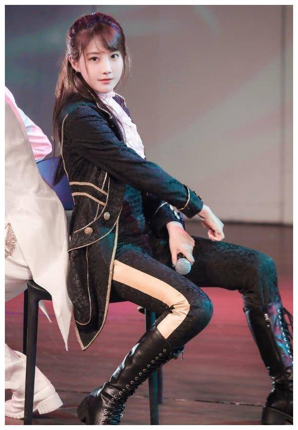 黑色_暗花_李艺彤