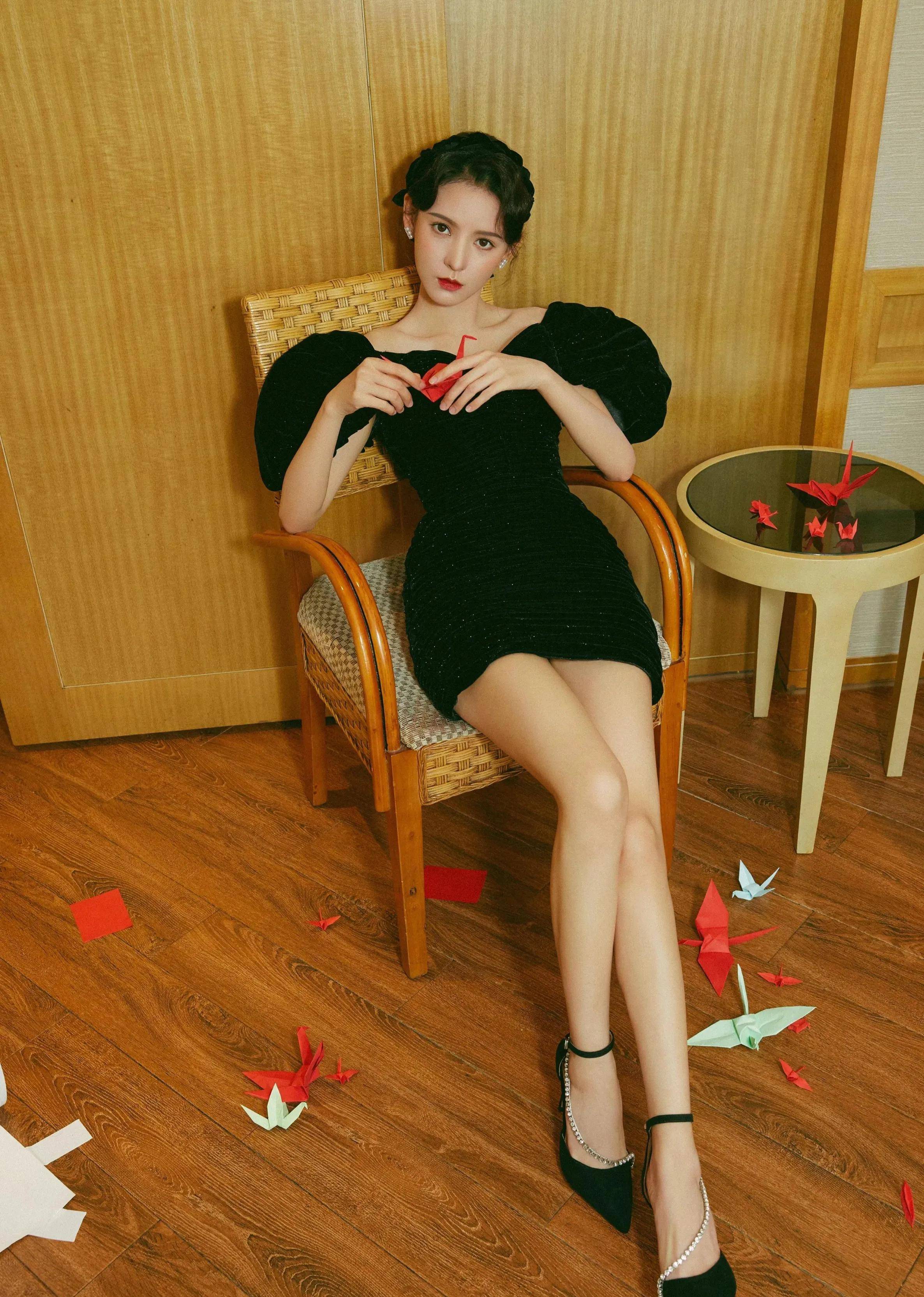 干着明星的事,张予曦的运气与美貌相当_好身材_气质_白色