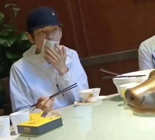 乖乖吃菜的钟汉良,看着他吃饭都令人心情大好,果然帅哥就连吃饭的吃相