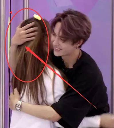男女明星的拥抱很正常,唯独"王一博"抱她粉丝羡慕?