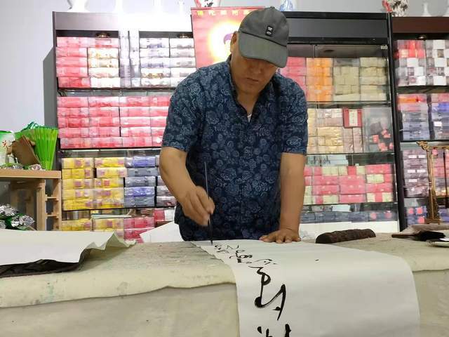 唐山市书法家走进汇展茶城彩云茶行开展文化艺术交流_袁丽丽_金功
