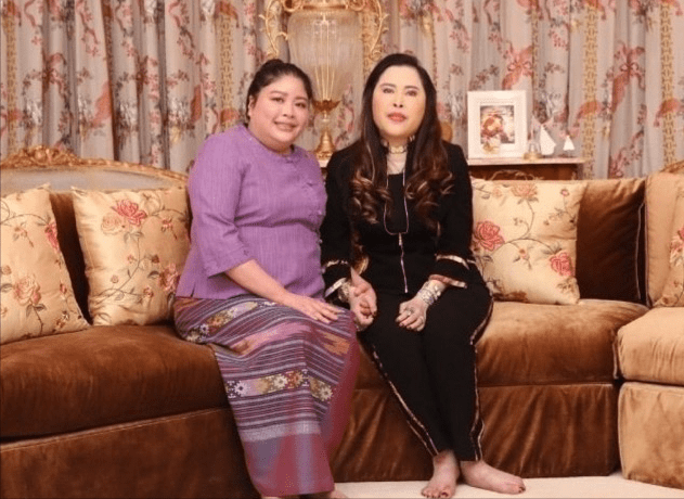 原创泰王小妹朱拉蓬公主过生日小女儿倒在妈妈怀里笑容却很僵硬