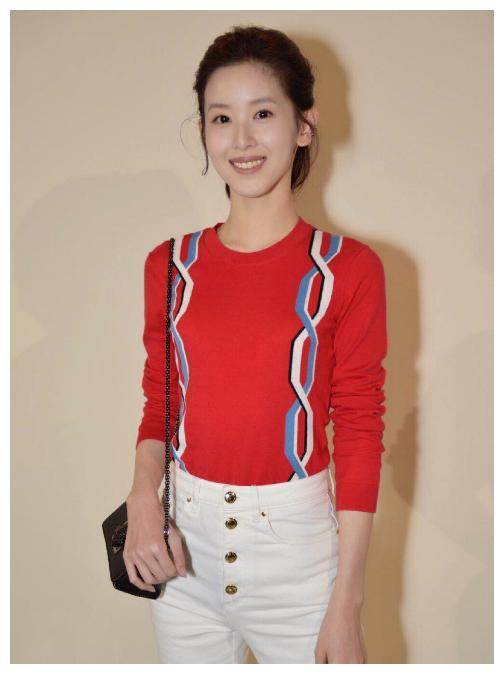 原创富商老婆章泽天终于高调秋冬毛衣配高腰裤好身材全看得见
