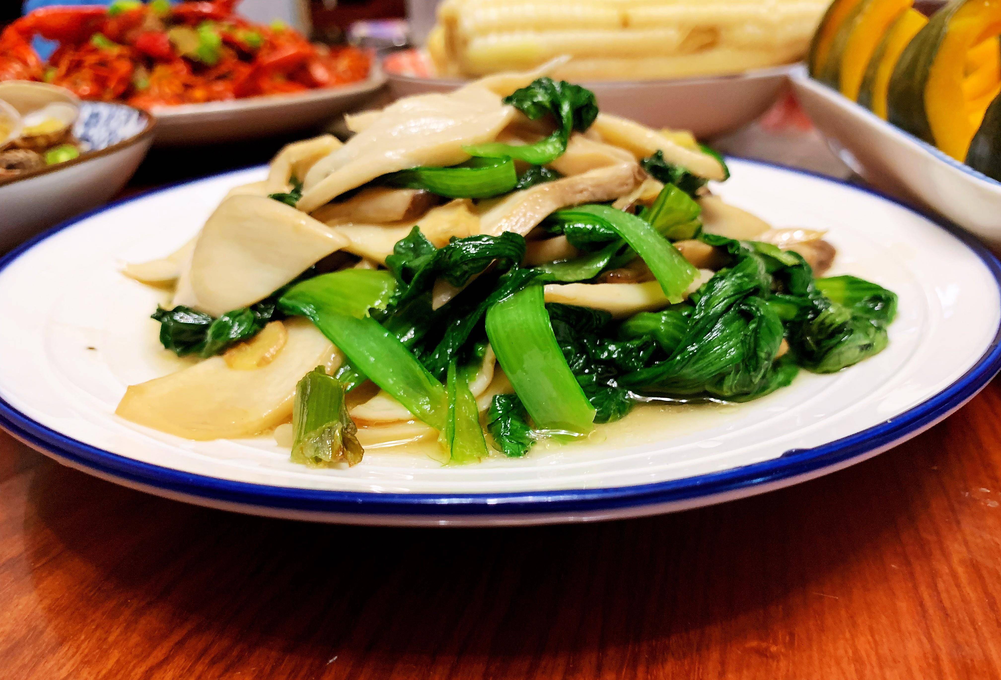 孩子喜欢吃鸡腿菇,基本上每次都会做一份.