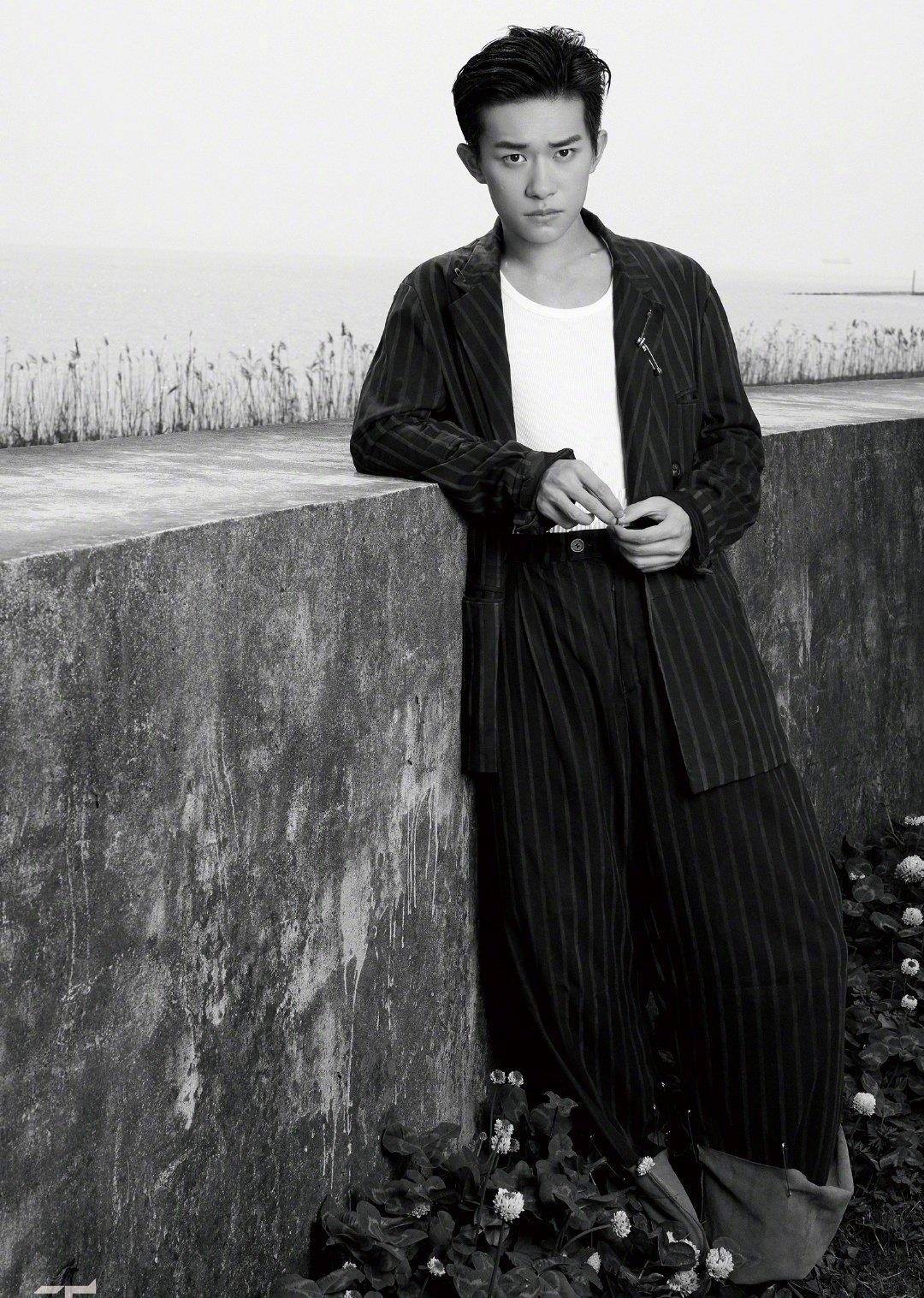 原创易烊千玺t杂志封面释出头发梳成大人的模样眼神坚韧有戏