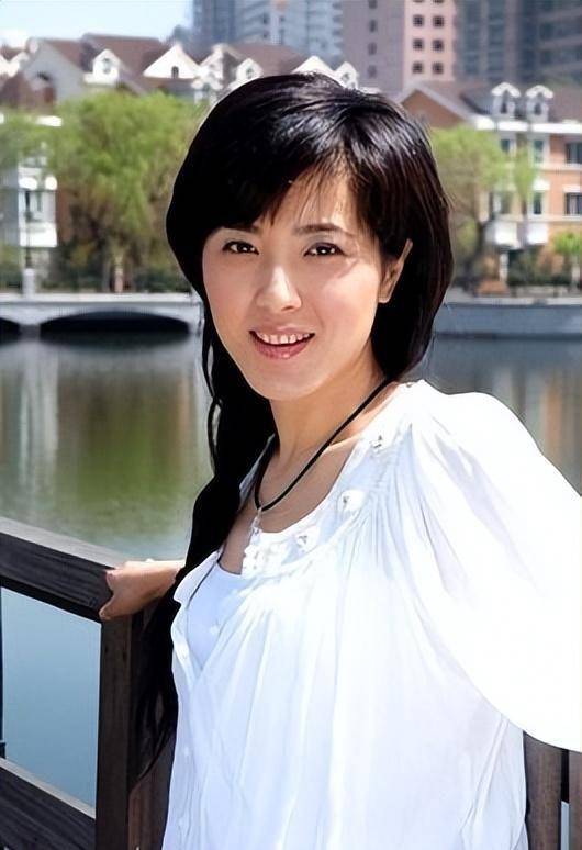 曾黎的情史:靠美貌征服了四个男人,45岁仍徘徊在爱情与婚姻之外_中戏