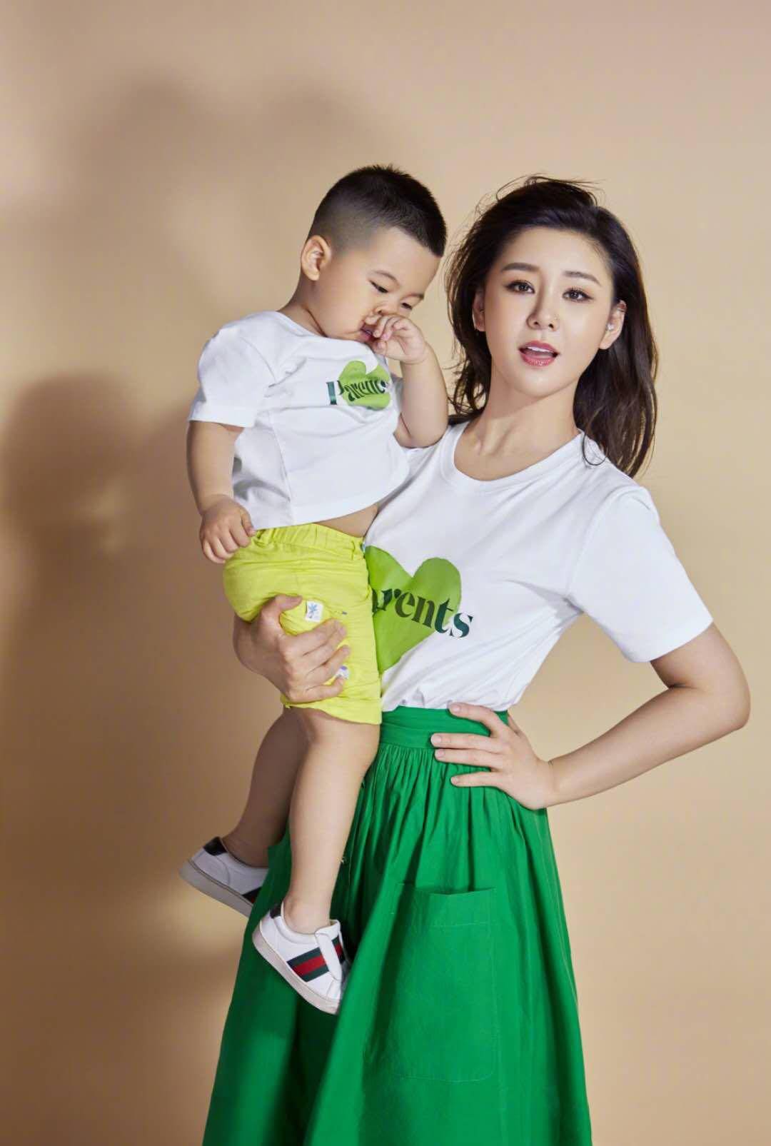 李小萌才是真的人生赢家,穿印花裙一家三口亮相,挡不住幸福感_设计