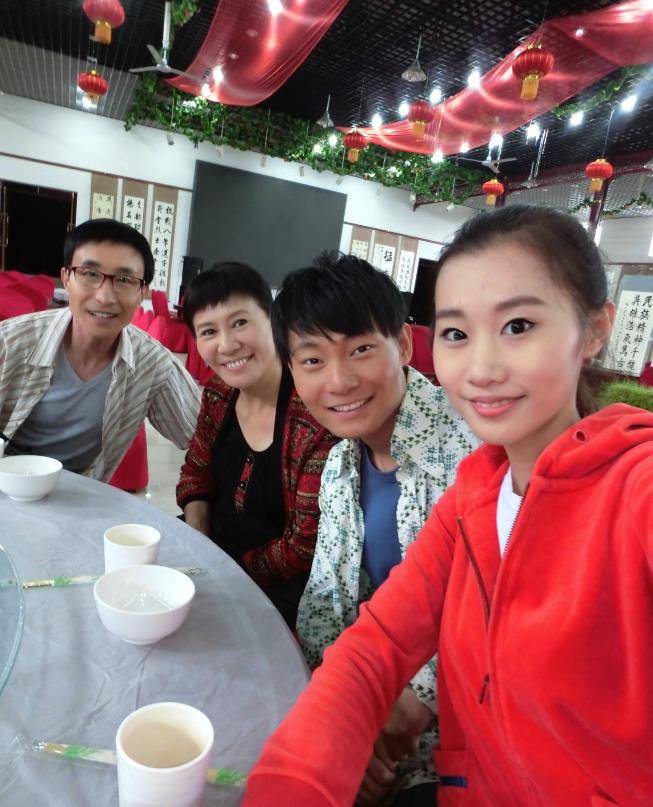 原创嫁给巩汉林的儿子巩天阔生下2个女儿黄一惠的生活幸福吗