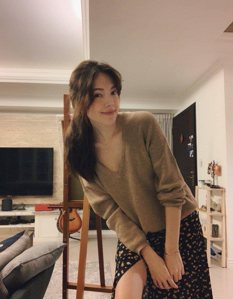 原创台最美女二许玮甯露肩装配短裤骑单车香肩美腿太撩人