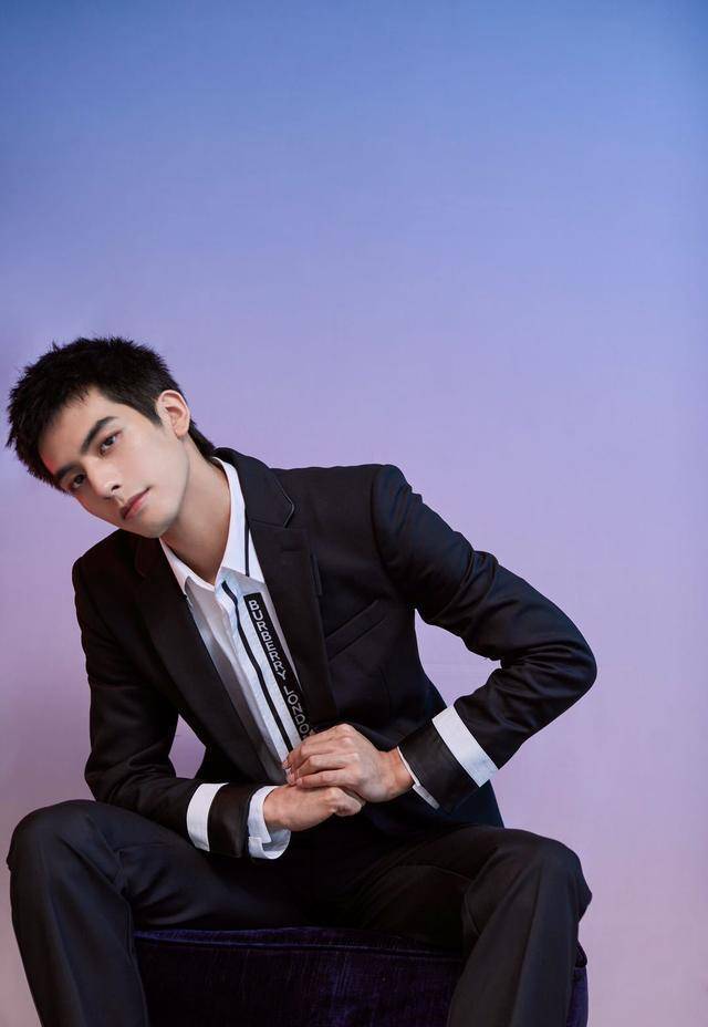 宋威龙休闲西装搭配尽显高颜值有型身材被完美展现帅气十足