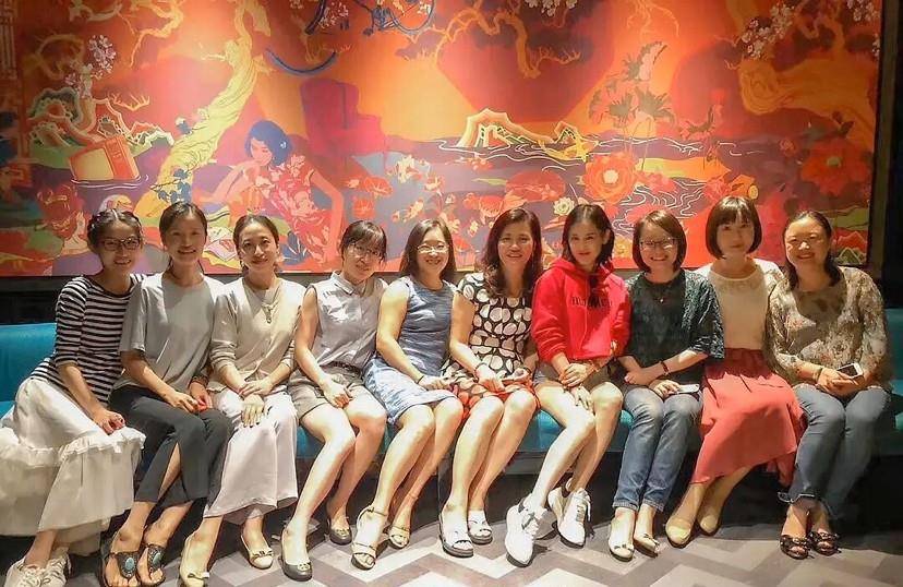 黄圣依同学聚会照片曝光,37岁却如少女一般,还以为是谁的女儿_杨子