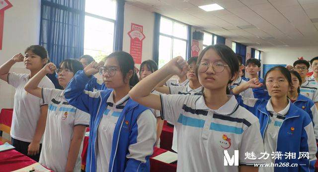 益阳市龙洲中学举行新团员入团仪式