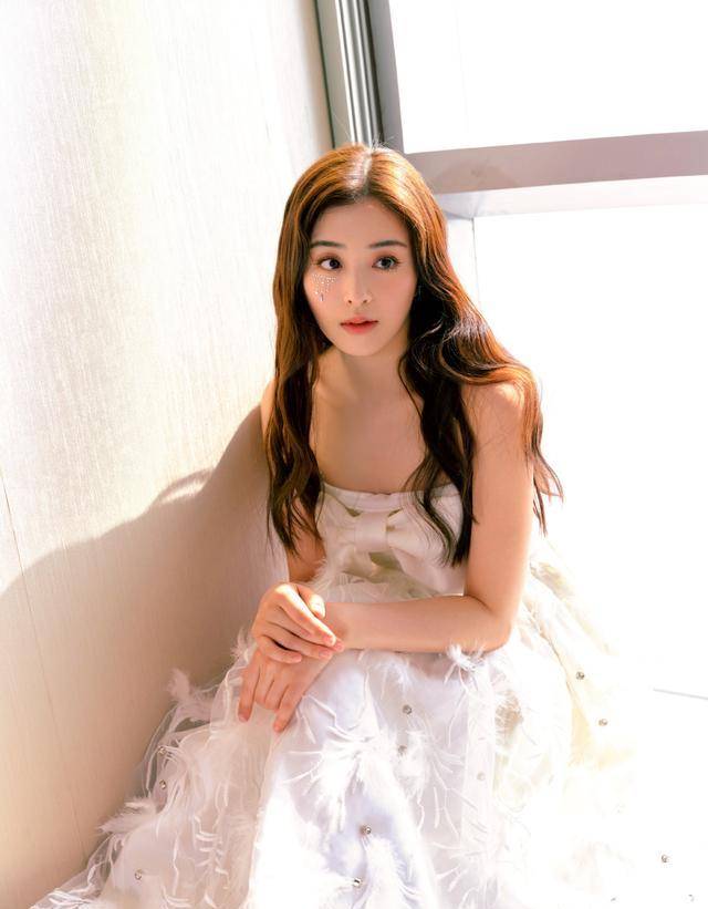 超女张含韵钻石泪白礼服造型,显露娇美身材_部分_事业_白色