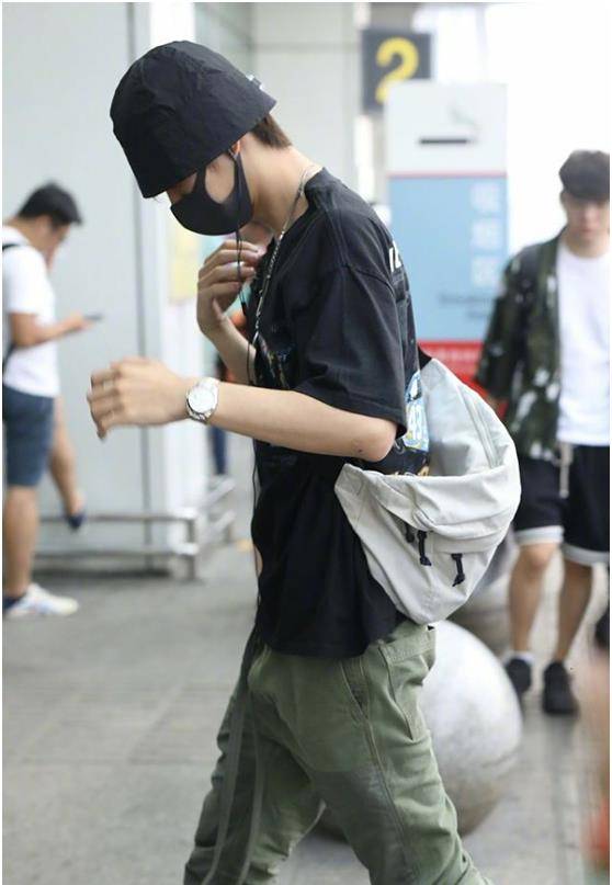 王一博各种独特的背包方式娱乐圈里独一人别人都学不来