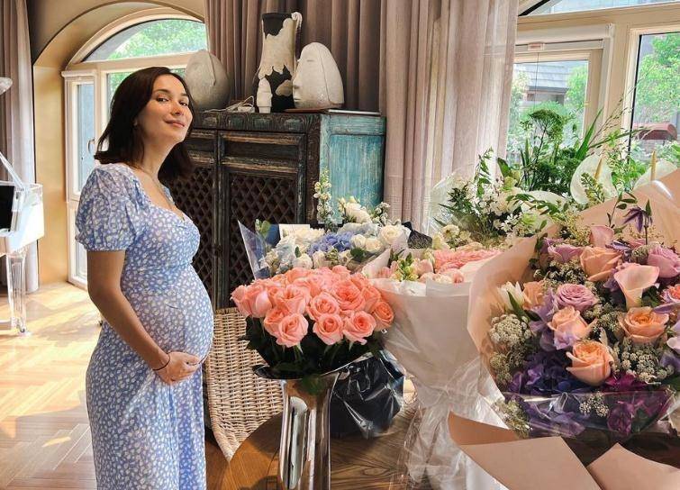 卢靖姗晒庆生照,坐在韩庚腿上太甜蜜,孕期也坚持吃素_罗伊·霍兰_生活