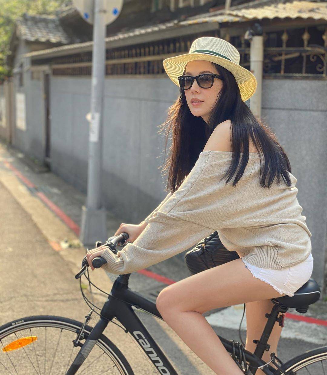 原创台最美女二许玮甯露肩装配短裤骑单车香肩美腿太撩人