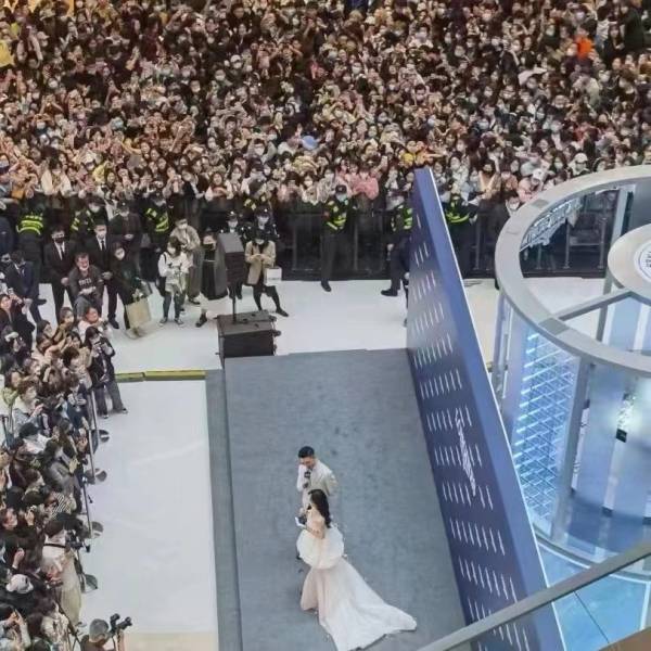 这个肩扛女孩的跑腿小哥,很像是uu跑腿抖音官方账号的固定演员,这场