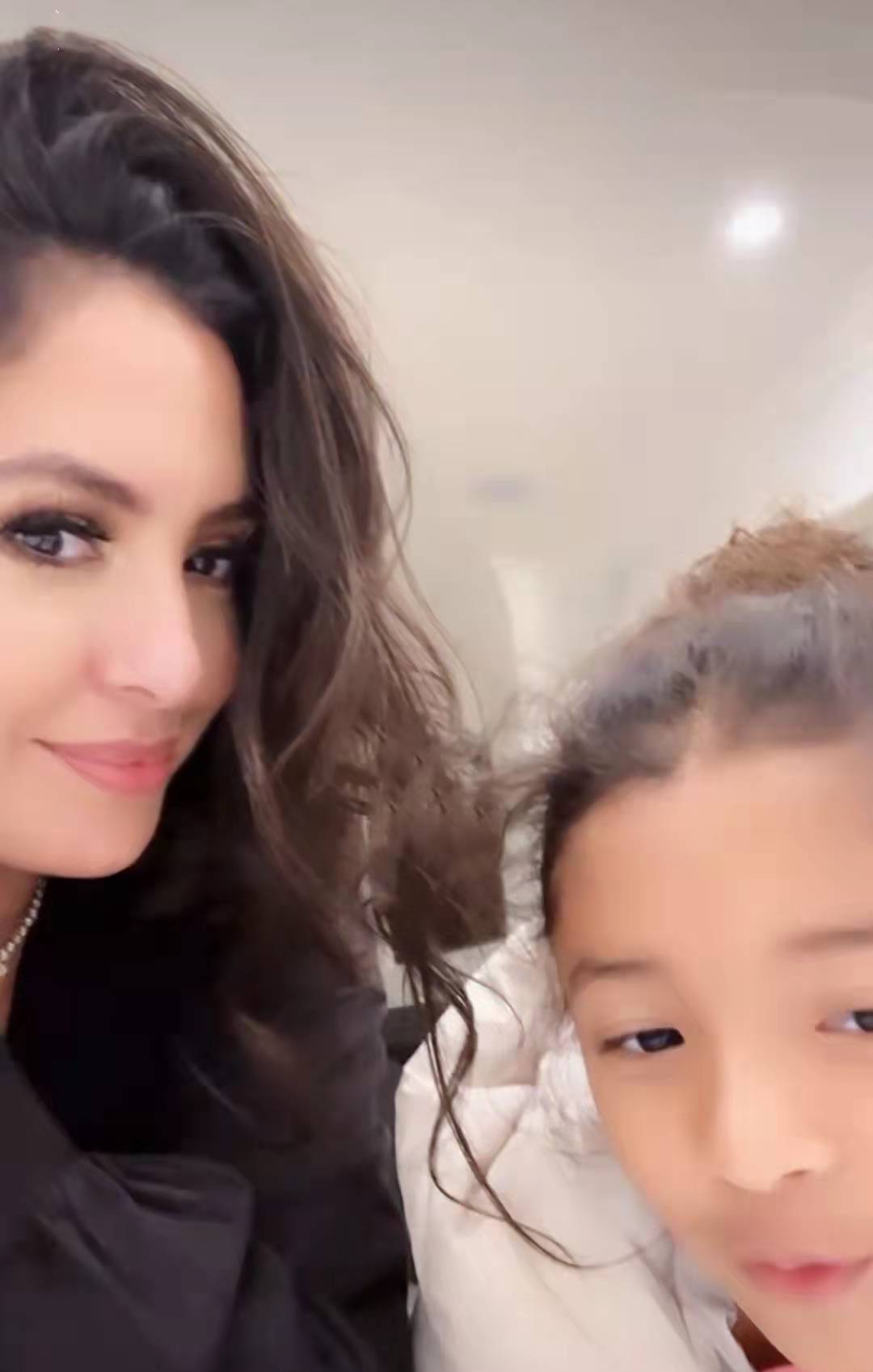 娜塔莉娅的相貌更接近科比,甚至还代替父亲去参加了名人堂的颁奖典礼