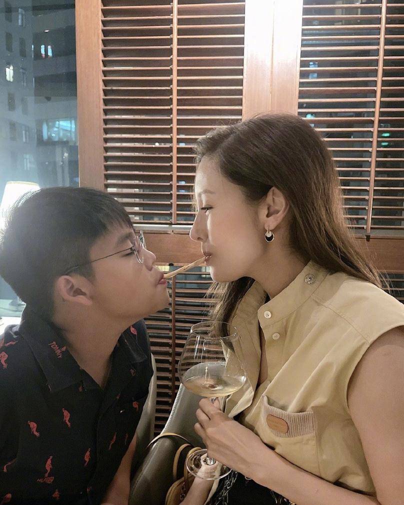 李嘉欣晒一家三口外出就餐,夫妻互为彼此掌镜,母子幸福同吃美食