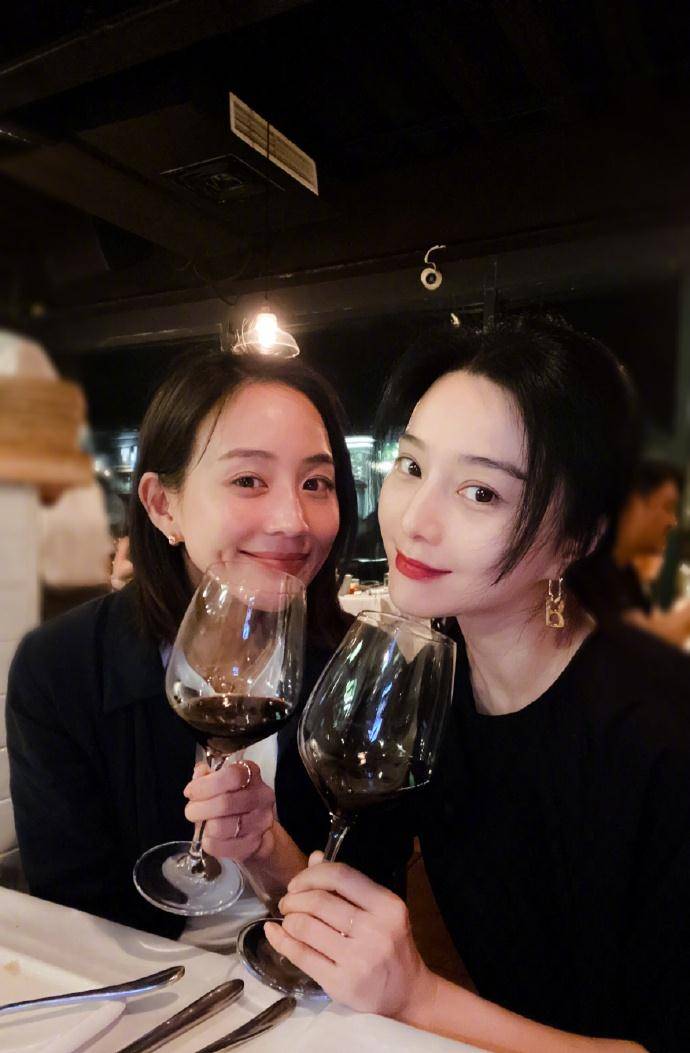 开心地看完展以后,范冰冰还和张钧甯一起去吃了优雅的西餐,手托高脚杯