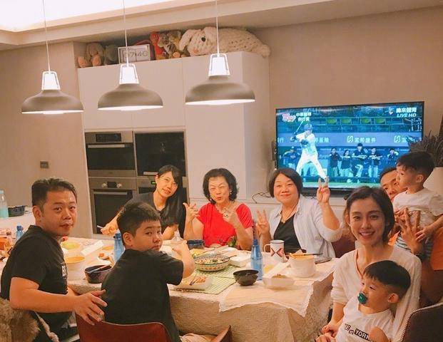 原创范玮琪豪宅曝光两个儿子在客厅骑车玩不说我还以为是幼儿园