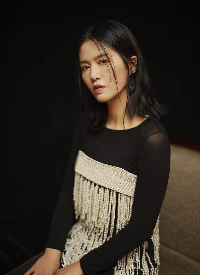 原创谭维维升级当妈一家四口外出显温馨儿子女儿长相曝光引热议