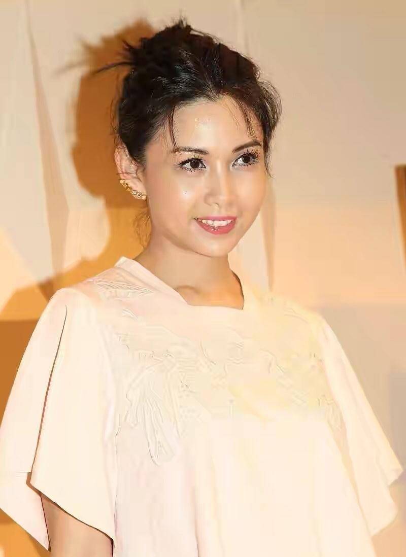 原创52岁邱淑贞气质真好穿一身白衣还扎个丸子头美到认不出