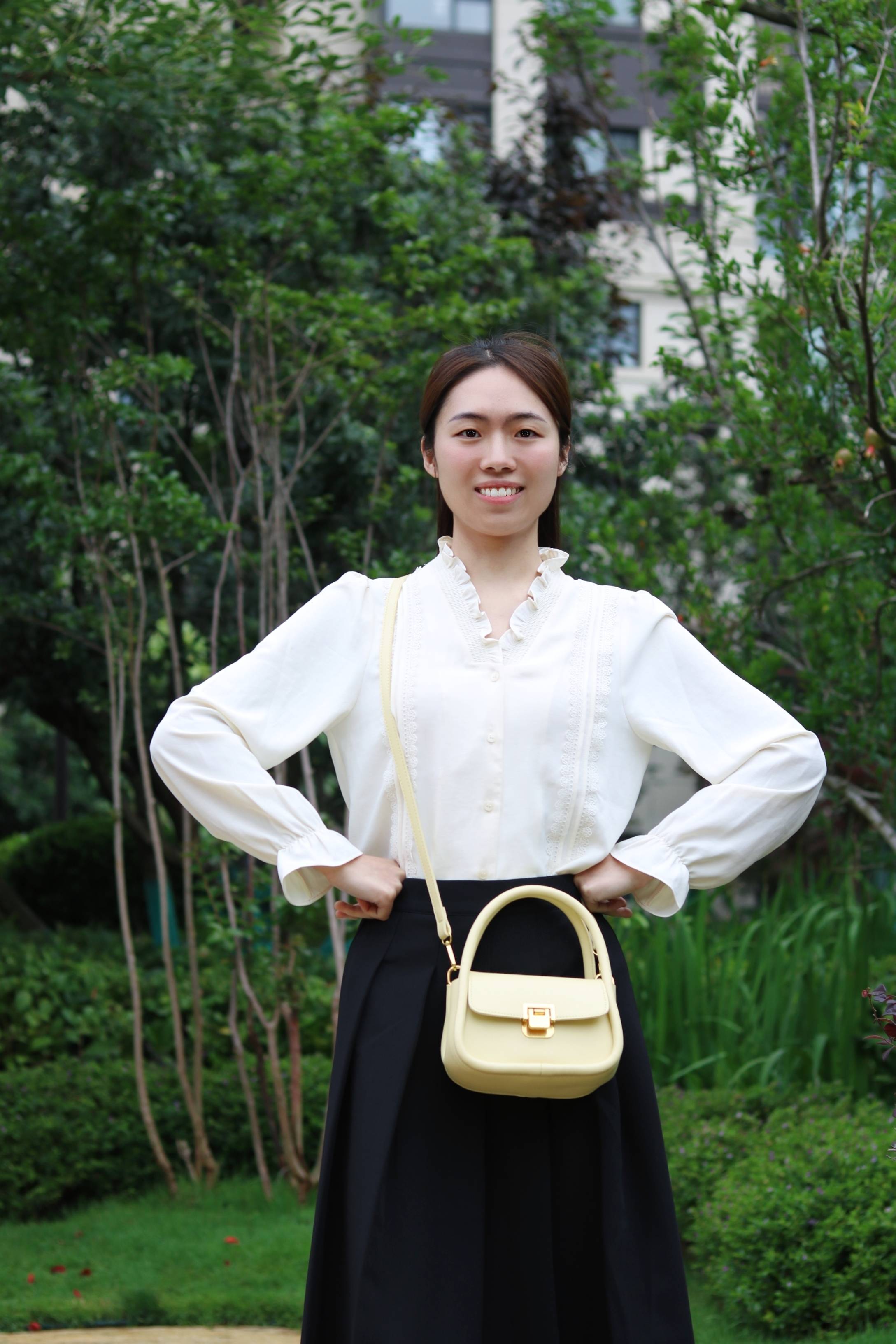 普通女生的夏日通勤穿搭,衬衫搭配黑色半身裙,轻松摆脱路人感!