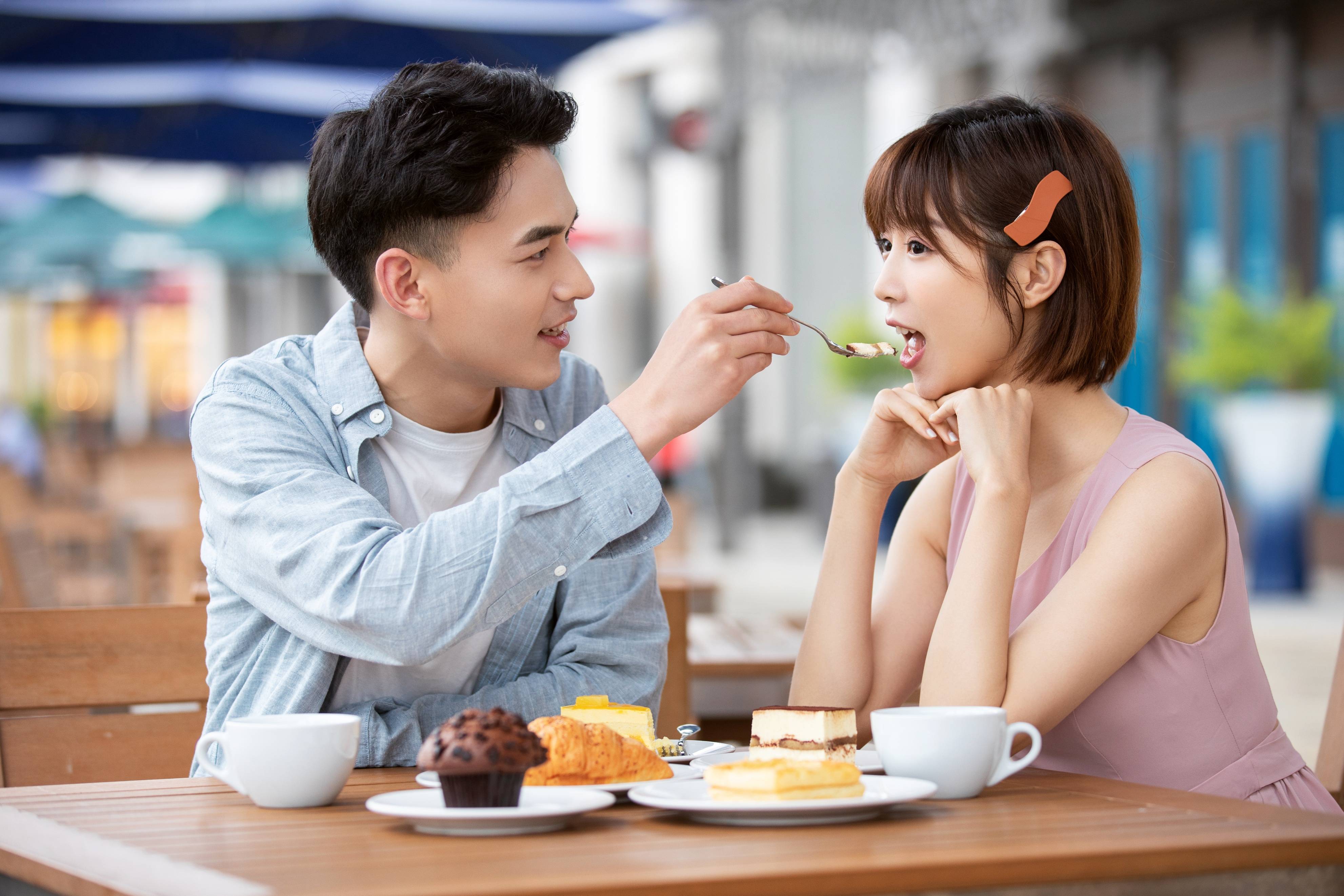 原创男女之间出现这些暧昧的行为说明关系已经不简单了