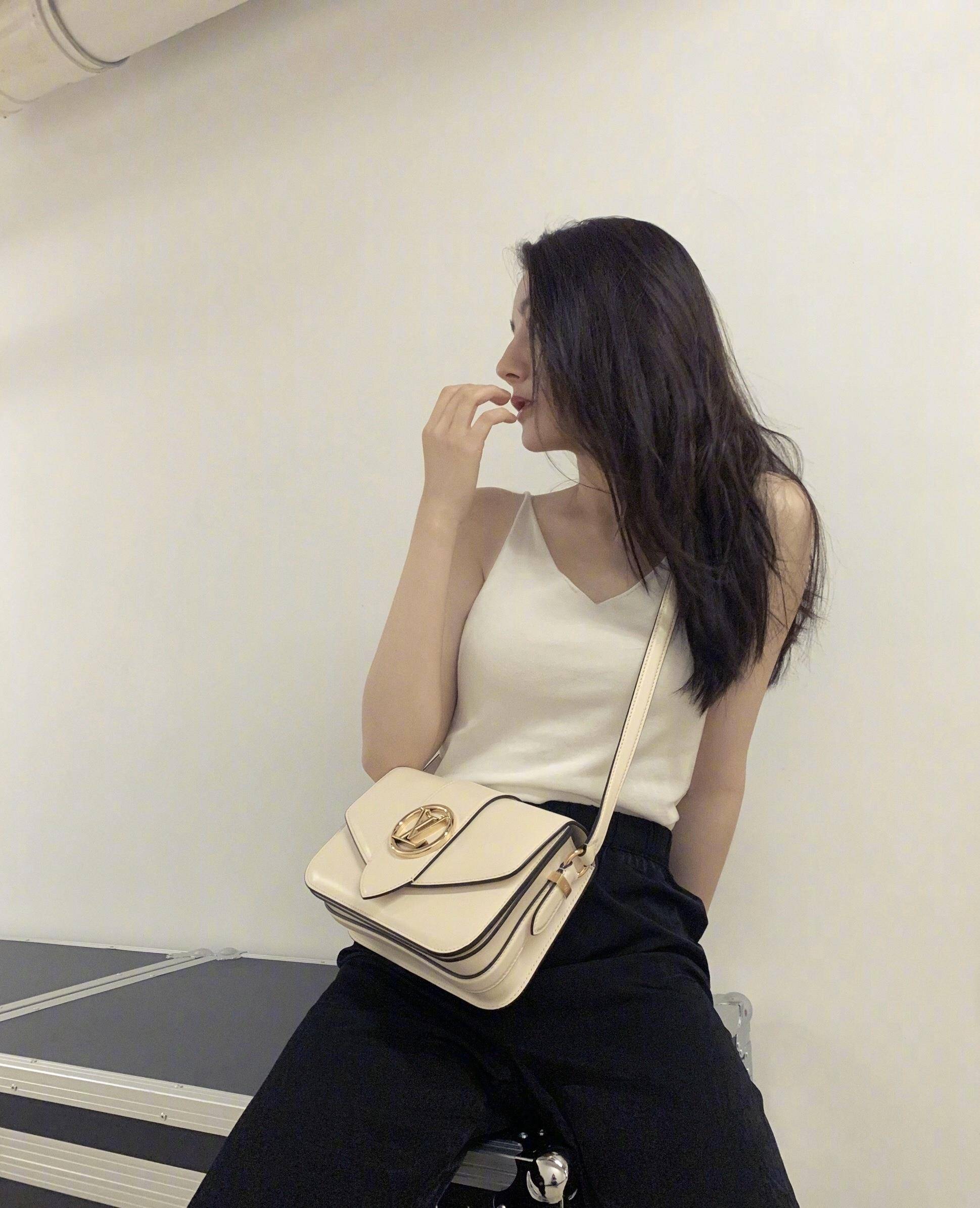 原创黑白造型很有高级感迪丽热巴最新私服穿搭出炉27岁身材惹人羡