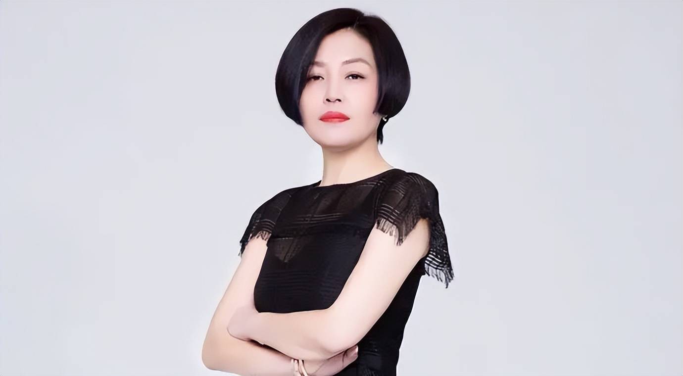 原创李咏的妻子哈文真挺会保养的就算已经50多岁了但仍爱赶时髦