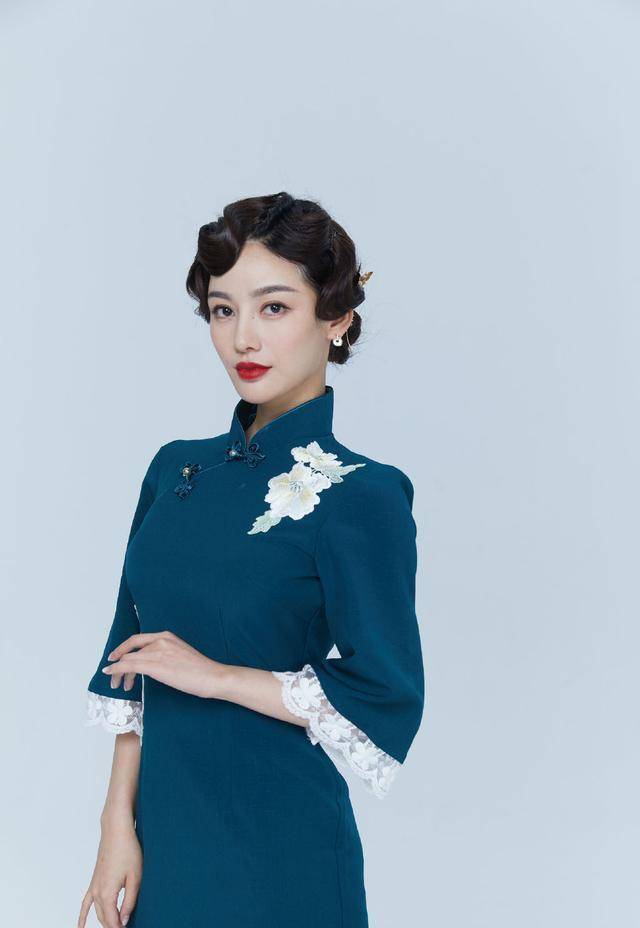 《扫黑风暴》颜值担当思思,剧外穿旗袍秀曲线美,身材不输江疏影_时尚_付美_气质