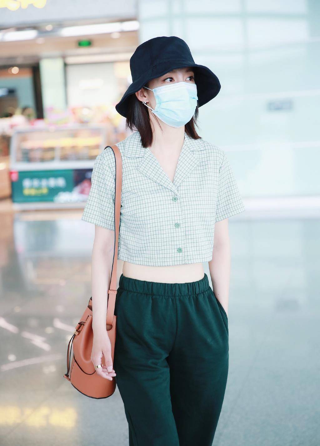 李沁爱上秀腰了,穿格纹露脐西装配运动裤,小腹平坦白皙好迷人_整体