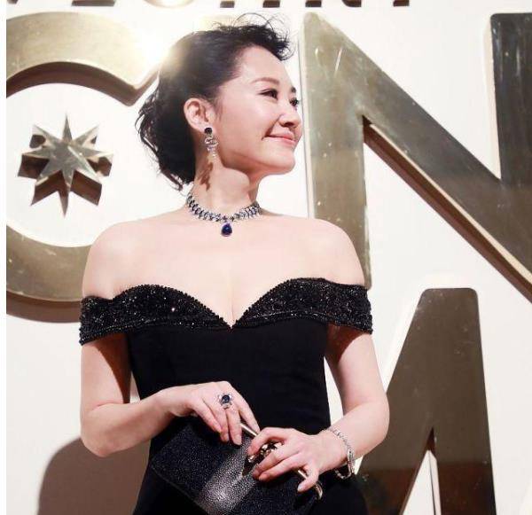 51岁许晴近照曝光,穿抹身材裙还有"凹凸"身材,一颦一笑都令人着迷