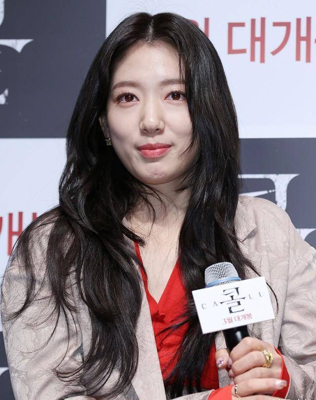 朴信惠不是标准"韩美人",肉脸还挺有福相的,西装配红衣好喜庆